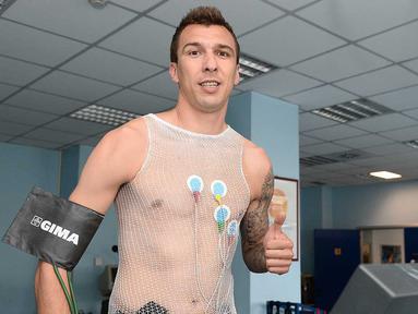 Striker Kroasia, Mario Mandzukic tiba di markas Juventus di Turin untuk menandatangani kontrak dan menjalani tes medis. (Juventus.com)