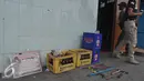 Puluhan senjata tajam diamankan petugas saat operasi pekat di kawasan kalijodo, Jakarta, Sabtu (20/2/2016). Polda Metro Jaya bersama TNI serta Satpol PP, Operasi penyakit masyarakat di kawasan kalijodo. (Liputan6.com/Faizal Fanani)