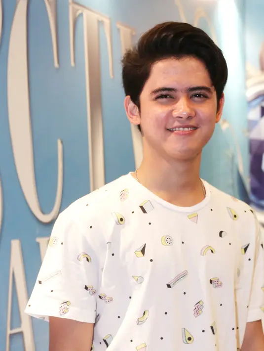 "Kalau sudah masuk nominasi, alhamdulillah, senang banget. Enggak harus menang, enggak apa-apa, yang penting sudah masuk nominasi dan jadi pengalaman hidup juga. Bisa didukung juga sama SCTV, senang lah," kata Aliando Syarief. (Galih W Satria/Bintang.com)