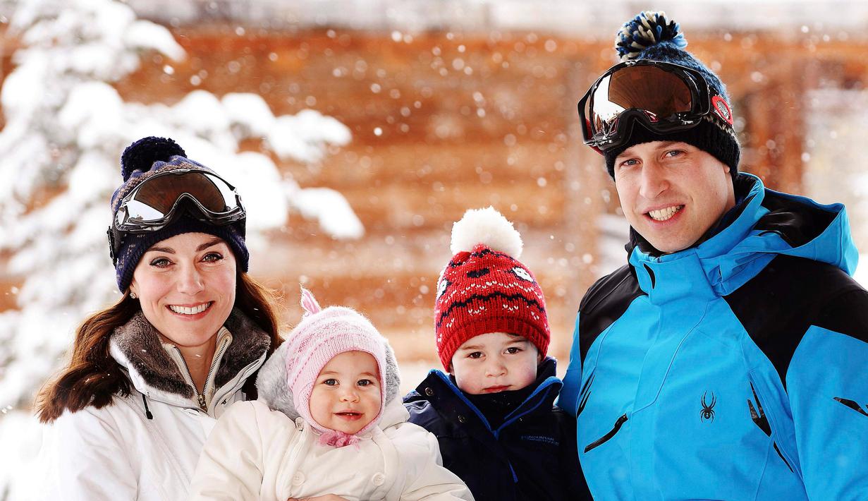 Pangeran William dan Kate Middleton berpose dengan Pangeran George dan Putri Charlotte saat berlibur main ski di Pegunungan Alpen Prancis, 3 Maret 2016. Liburan ini menjadi momen pertama George dan Charlotte bermain dengan salju. (REUTERS/John Stillwell)