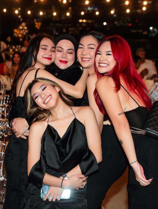 Dinner party yang diadakan di sebuah tempat outdoor itu juga makin meriah dengan munculnya kembang api besar bak pesta tahun baru. Sarita tampak memeluk anak-anaknya karena begitu bahagia.(Liputan6.com/IG/@queen_saritaabdulmukti)