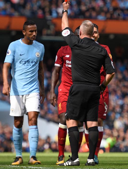 Wasit memberikan kartu merah kepada penyerang Liverpool, Sadio Mane, saat melawan Manchester City  pada laga Premier League di Stadion Ettihad, Manchester, Sabtu (9/9/2017). City menang 5-0 atas Liverpool. (AFP/Oli Scarff)