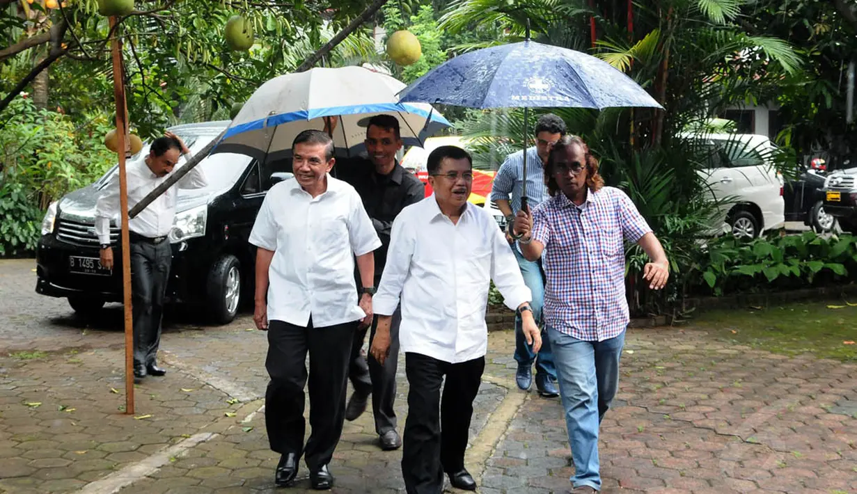 Cawapres Jusuf Kalla bersilahturami dengan pendiri SOKSI Prof Dr Suhardiman, SE. Jakarta, Senin  (26/5/14) (Liputan6.com/Andrian M Tunay)