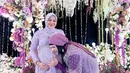 Kebaya model peplum itu dipadukan hijab segi empat warna senada dan kain batik warna coklat. [Instagram/genifaruk]