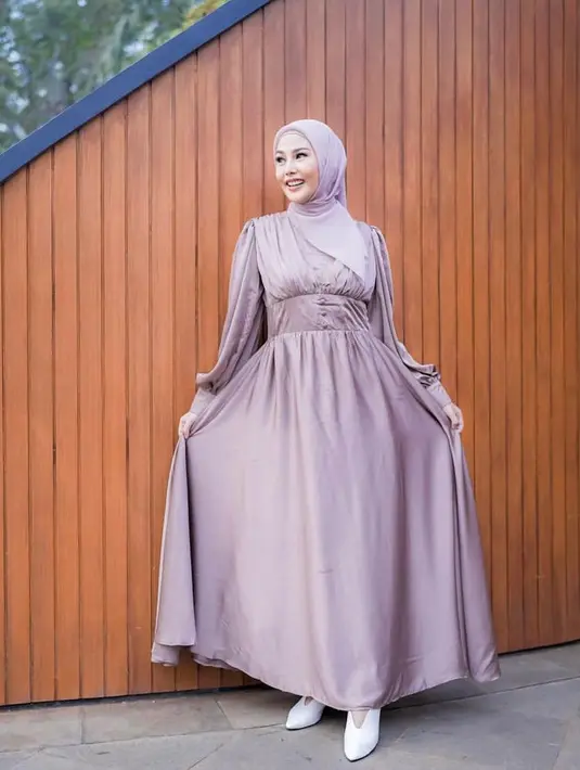 Kesan elegan bisa kamu dapatkan dengan pemilihan gamis berbahan satin dipadu dengan hijab segi empat nuansa warna mauve senada. (Instagram/daraarafah).