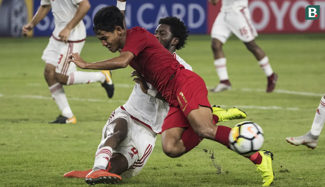 Bek Timnas Indonesia, Firza Andika, ditekel bek UEA, Omar Ahmad, pada laga AFC U-19 Championship di SUGBK, Jakarta, Selasa (24/10). Indonesia menang 1-0 atas UEA. (Bola.com/Vitalis Yogi Trisna)