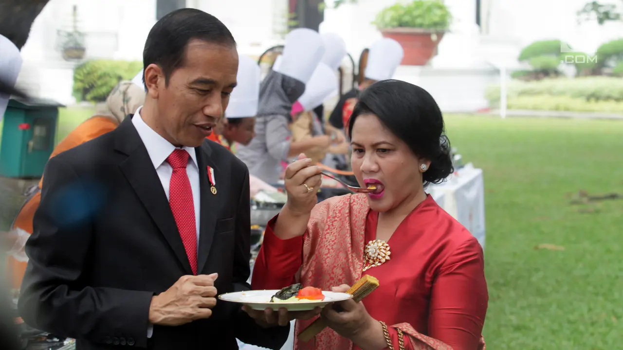 Presiden cicipi olahan ikan di halaman Istana