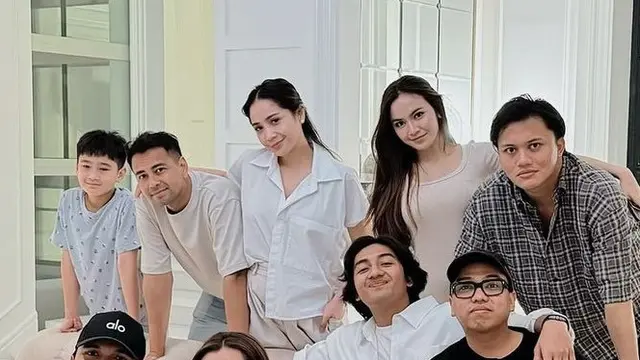 Gaya Couple Artis Tanah Air Nobar Timnas U-23. [@raffinagita1717]