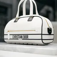 Sebuah tas yang menghadirkan nuansa sporty sekaligus elegan, mengangkat sisi modern dari Christian Dior.