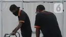 Petugas menyiapkan sarana tempat isolasi mandiri (isoman) untuk pasien Covid-19 di Gelanggang olahraga (GOR) Matraman, Jakarta Timur, Rabu (14/7/2021). Sebanyak 30 velbed disiapkan bagi pasien dengan status orang tanpa gejala (OTG) hingga gejala ringan. (merdeka.com/Imam Buhori)