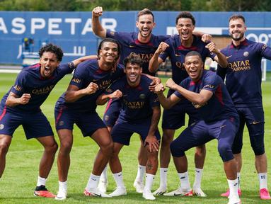 Ekspresi semringah pemain PSG, Kylian Mbappe (bawah kanan), disela-sela sesi latihan bersama pemain PSG lainnya di Poissy, Senin (14/8/2023). (Twitter/@PSG_English)