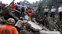 Tim penyelamat mencari korban akibat longsor di Santa Catarina Pinula, Guatemala (2/10/2015). Menurut media lokal, enam mayat ditemukan dari lumpur, dan sekitar 40 rumah hancur, setelah tanah longsor yang disebabkan hujan lebat. (REUTERS/Josue Decavele)