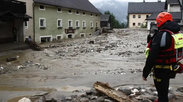 Banjir memicu tanah longsor di Austria. (AFP)