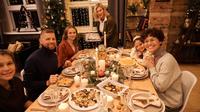 Ilustrasi makan bersama keluarga saat Natal. (Photo by Nicole Michalou/Pexels)