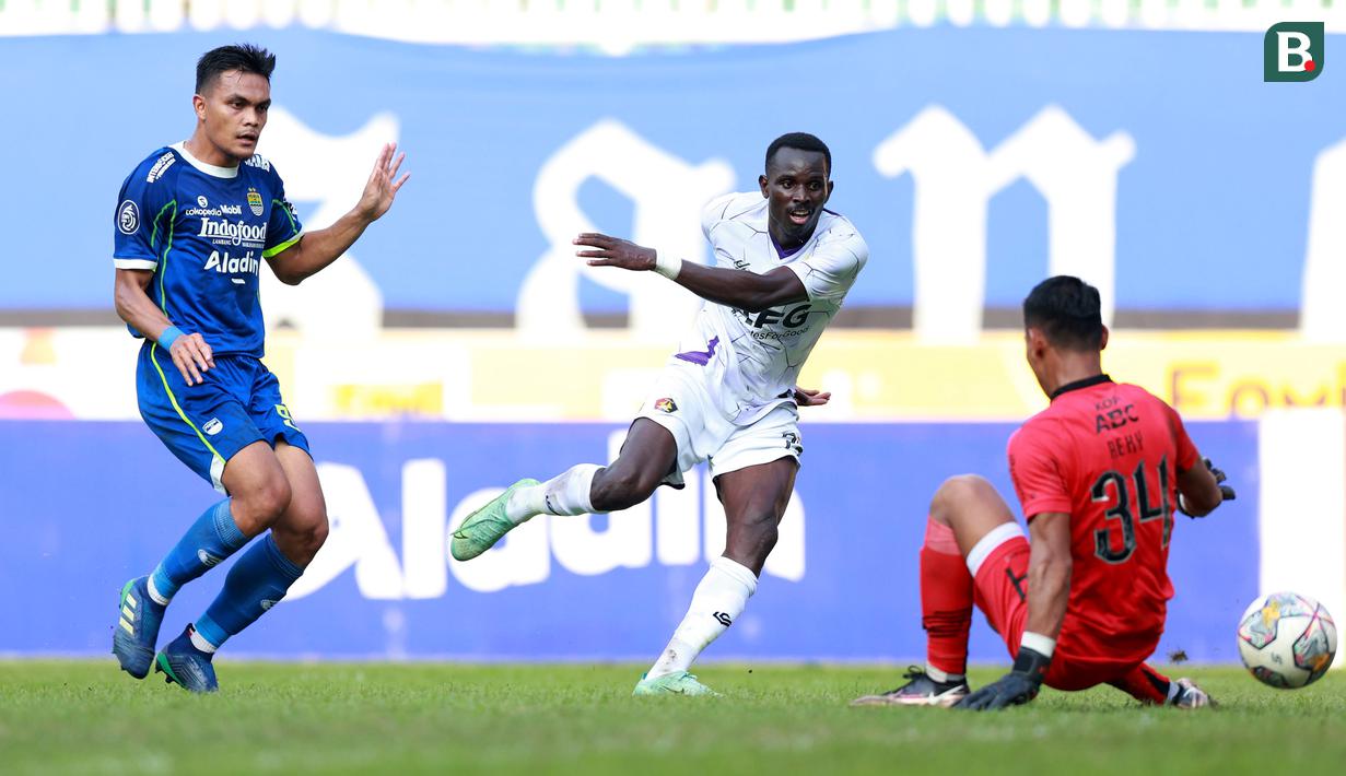 <p>Pemain Persik Kediri, Flavio Silva (tengah) berusaha mencetak gol ke gawang Persib Bandung pada laga BRI Liga 1 2022/2023 di Stadion Pakansari, Bogor, Rabu (8/3/2023). (Bola.com/M Iqbal Ichsan)</p>