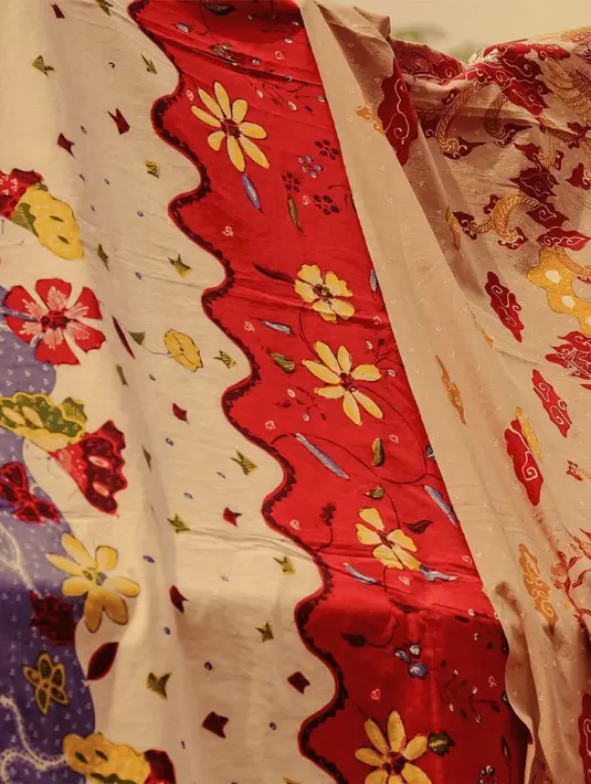 Menghadirkan kain pilihan seperti batik, lurik, dan tenun, Marabit mengemasnya dalam desain busana yang elegan dan mudah dipadupadankan. (foto/dok:instagram/marabitindonesia)