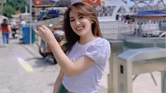 Di waktu luang, istri Handika Pratama ​menyempatkan waktu utuk berlibur. Berbagai destinasi wisata pun dikunjungi oleh Rosiana Dewi. Ketika berlibur, ia memilih tampil santai namun tetap stylish. (Liputan6.com/IG/@rsn.dw)