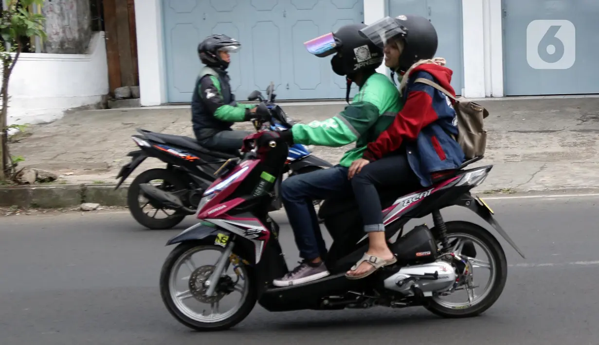 Pengemudi ojek online melintas di Kawasan Jalan Siliwangi, Kota Tasikmalaya, Jawa Barat, Sabtu (3/9/2022). Pemerintah resmi menaikkan harga BBM Bersubsidi pada Sabtu (3/9) pukul 14.30 WIB, sementara tarif ojek online (ojol) baru yang tertuang di Keputusan Menteri Perhubungan (KM) No.564/2022 kembali ditunda penerapannya seperti yang diumumkan pada Senin (29/8/2022). (Liputan6.com/Helmi Fithriansyah)