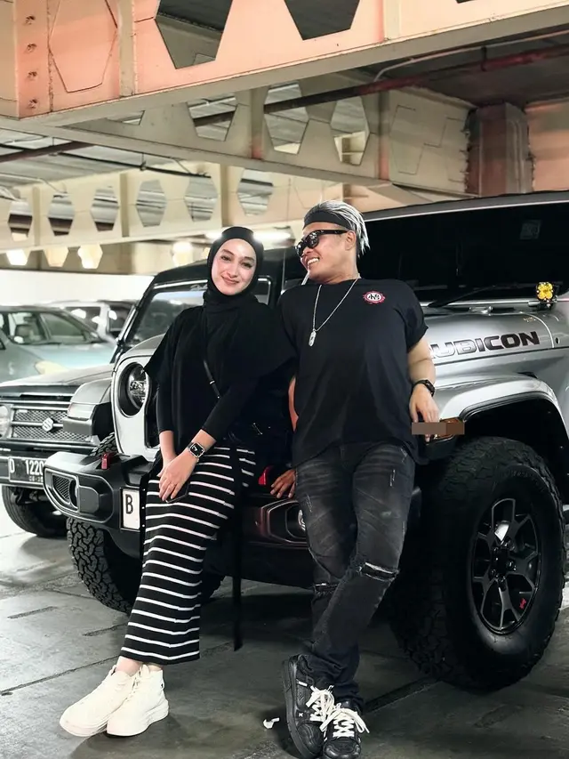 6 Potret Sule dan Santyka Fauziah Hadiri Premier Film Ferdi 'Dilan 1983: Wo Ai Ni'
