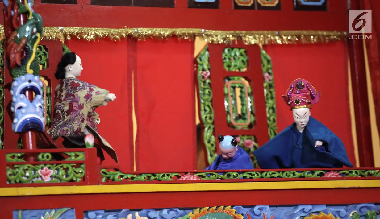 Pertunjukan wayang potehi di salah satu pusat perbelanjaan di Jakarta, Jumat (2/2). Selain wayang potehi, acara menyambut Imlek ini juga diisi dengan pertunjukan barongsai, dog show, dan harpist Angela July. (Liputan6.com/Arya Manggala)