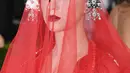 Melansir Hollywoodlife, Katy hadir di acara Met Gala 2017 dengan pakaian serba merahnya. Mengenakan gaun rancangan John Galliano, paduan bahan chiffon dan brocade membuat Katy tampak cantik. (AFP/Bintang.com)