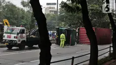 Petugas melakukan evakuasi Kontainer yang terguling di Jalan S Parman, Jakarta Barat, Senin (4/5/2020). Tidak ada korban jiwa dalam kecelakaan tersebut, namun kecelakaan tersebut membuat lalin dijalan itu terimbas kemacetan yang cukup panjang. (Liputan6.com/Johan Tallo)