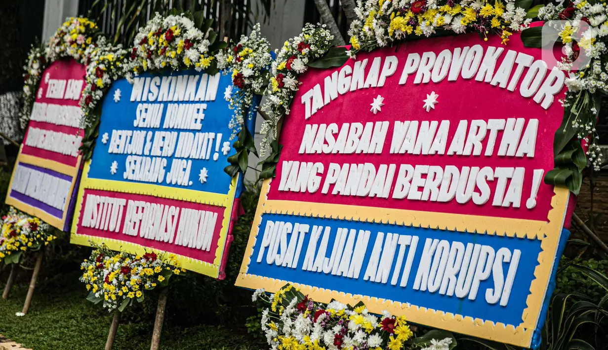 Karangan bunga berjejer di depan Gedung Kejaksaan Agung RI, Jakarta, Selasa (27/10/2020). Karangan bunga berasal dari korban terdampak kasus asuransi Jiwasraya yang mengharapkan kasus mega skandal itu bisa segera tuntas dan memberikan keadilan bagi mereka. (Liputan6.com/Faizal Fanani)