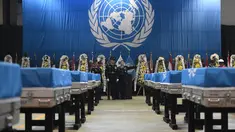 Pasukan PBB memeriksa peti mati tentara AS yang tewas dalam Perang Korea di Pangkalan Udara Osan, Pyeongtaek, Korea Selatan, Rabu (1/8). Jenazah tentara AS tersebut didatangkan dari Korea Utara beberapa waktu lalu. (Jung Yeon-je/Pool/AFP)