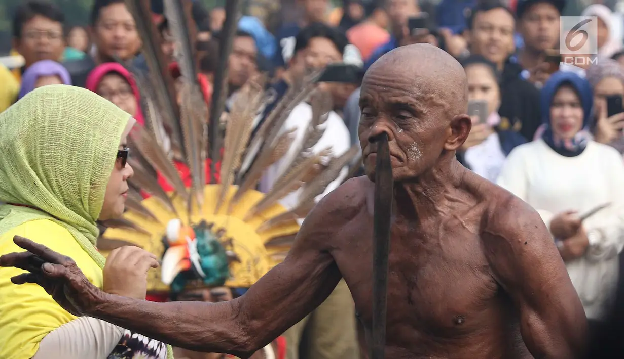 Atraksi kelompok seni budaya Kalimantan Selatan saat pelaksanaan car free day, Jakarta, Minggu (1/7). Pawai tersebut diadakan untuk mengenalkan budaya Kalsel kepada masyarakat. (Liputan6.com/Immanuel Antonius)