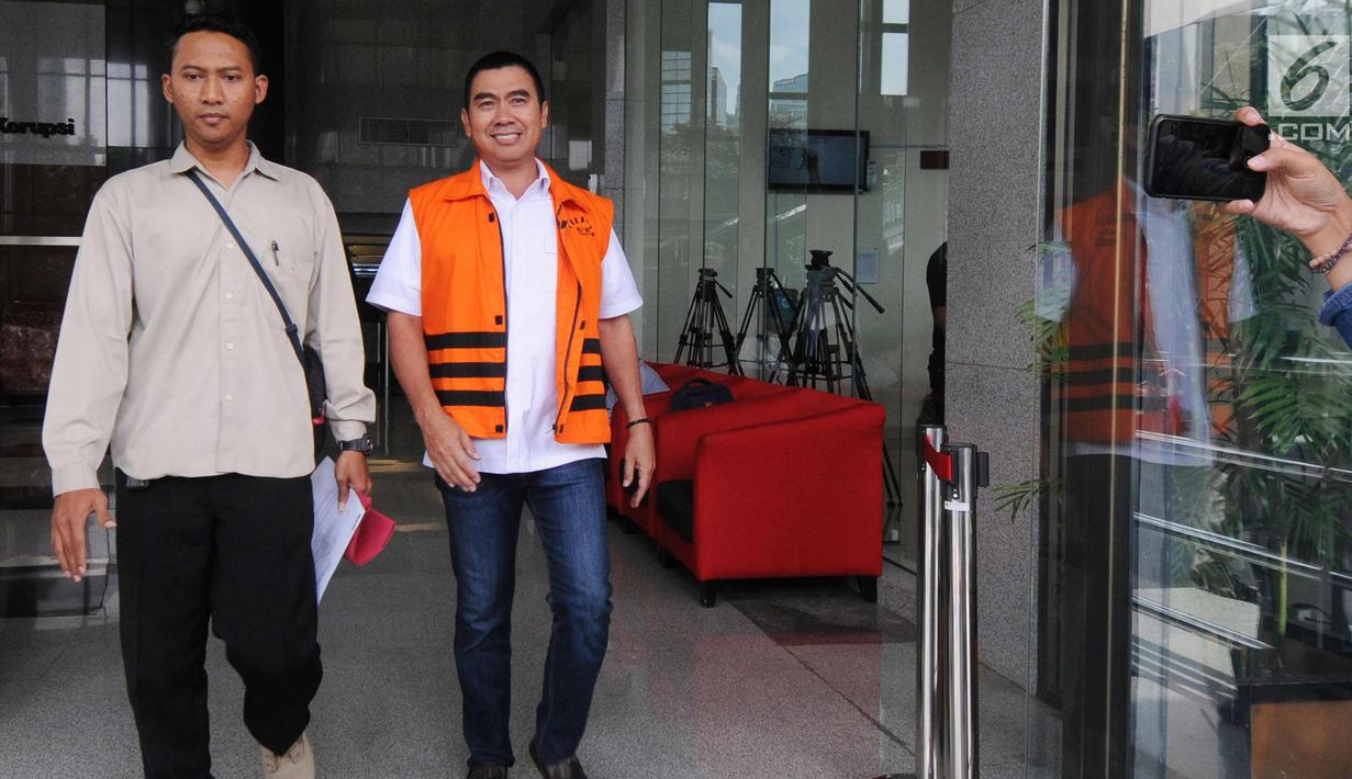 Wali Kota Malang nonaktif, Mochammad Anton dikawal petugas berjalan keluar gedung KPK untuk menjalani perawatan di RSCM, Jakarta, Kamis (12/4). Anton merupakan tersangka kasus dugaan suap pembahasan APBD-P Pemkot Malang TA 2015. (Merdeka.com/Dwi Narwoko)