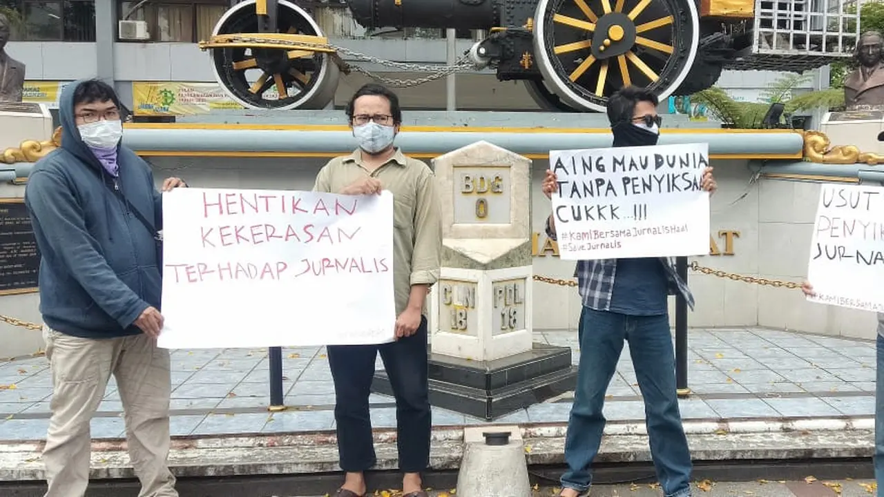 Sejumlah jurnalis tengah menggelar aksi solidaritas terhadap jurnalis Tempo Nurhadi, di Jalan Asia-Afrika, Kota Bandung, Sabtu (3/4/2021). (Foto: Liputan6.com/Dikdik Ripaldi)
