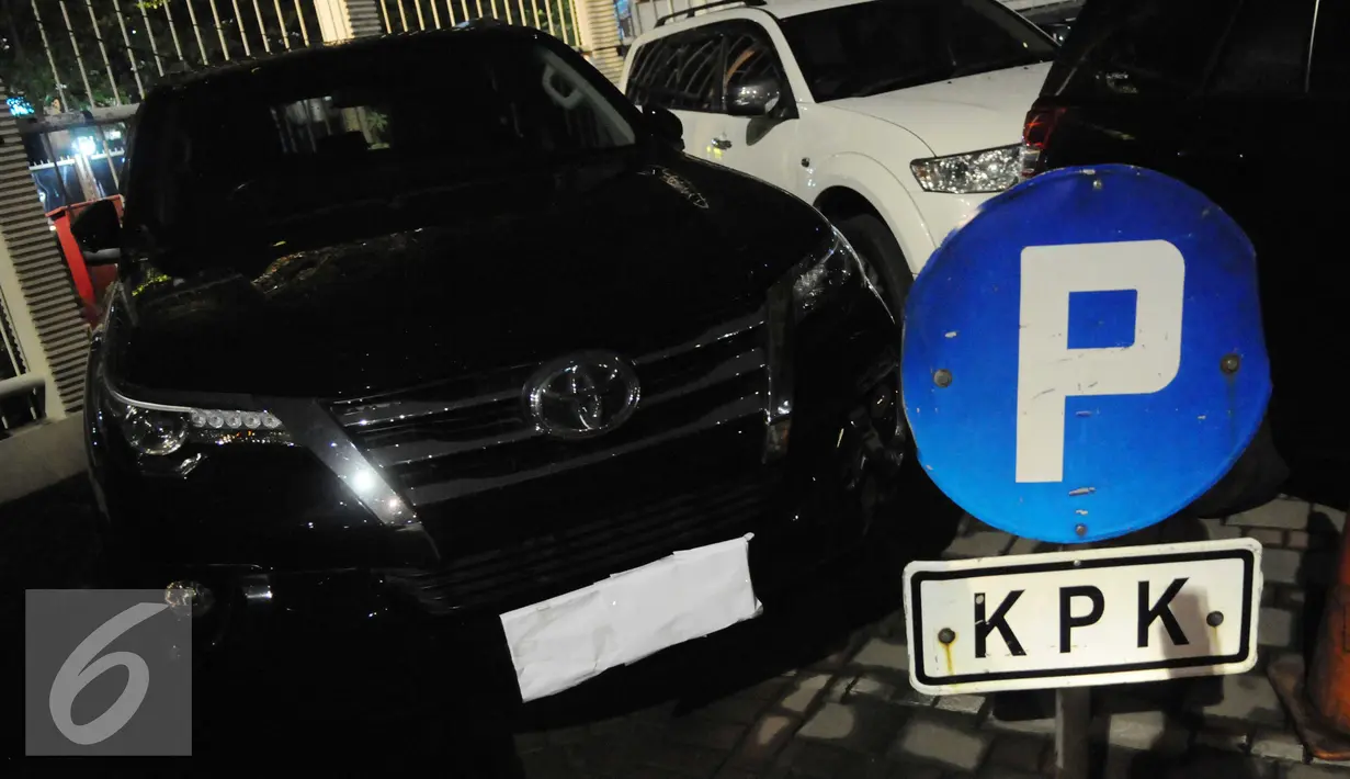 Tim satuan tugas (satgas) KPK kembali melakukan operasi tangkap tangan (OTT) terhadap pejabat Bakamla, Rabu (14/12). Dalam OTT tersebut KPK mengamankan satu unit mobil Toyota Fortuner berwarna hitam (Liputan6.com/helmi Afandi)