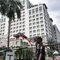 Petugas keamanan saat berjaga di depan Kantor Wali Kota Jakarta Selatan, Jakarta, Kamis (17/9/2020). Kantor Wali Kota Jakarta Selatan ditutup sementara mulai hari ini hingga dibuka kembali pada 21 September setelah tujuh ASN ditemukan positif terpapar Covid-19. (merdeka.com/Iqbal S. Nugroho)