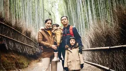 Keluarga sebritis yang satu ini dikenal dengan hobi jalan-jalan mereka. Menemani sang buah hati liburan ke Arashiyama Bamboo Forest. Kompak banget ya pakaian mereka.(Liputan6.com/IG/fannyfabriana)