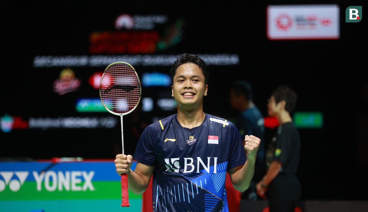 Ekspresi tunggal putra Indonesia, Anthony Sinisuka Ginting, setelah mengalahkan wakil China, Li Shi Feng, dalam pertandingan semifinal Indonesia Open 2023 yang berlangsung di Istora Senayan, Sabtu (17/6/2023). Ginting berhasil mengalahkan Li Shi Feng dengan skor 21-17, 21-15 dalam kurun waktu 51 menit. (Bola.com/M Iqbal Ichsan)