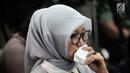 Ekspresi istri terdakwa kasus dugaan penghilangan barang bukti pengaturan skor Joko Driyono saat menghadiri sidang vonis PN Jakarta Selatan, Selasa (23/7/2019). Sebelumnya, hakim mempertimbangkan hal-hal yang meringankan dan memberatkan dalam menyusun amar putusan. (Liputan6.com/Faizal Fanani)