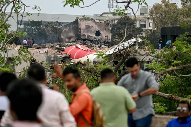 Sebelumnya, pada Kamis 12 Juni 2025, sebuah Pesawat Air India jatuh tidak lama setelah lepas landas di dekat Bandara Internasional Sardar Vallabhbhai Patel, Ahmedabad, India. (Punit PARANJPE/AFP)