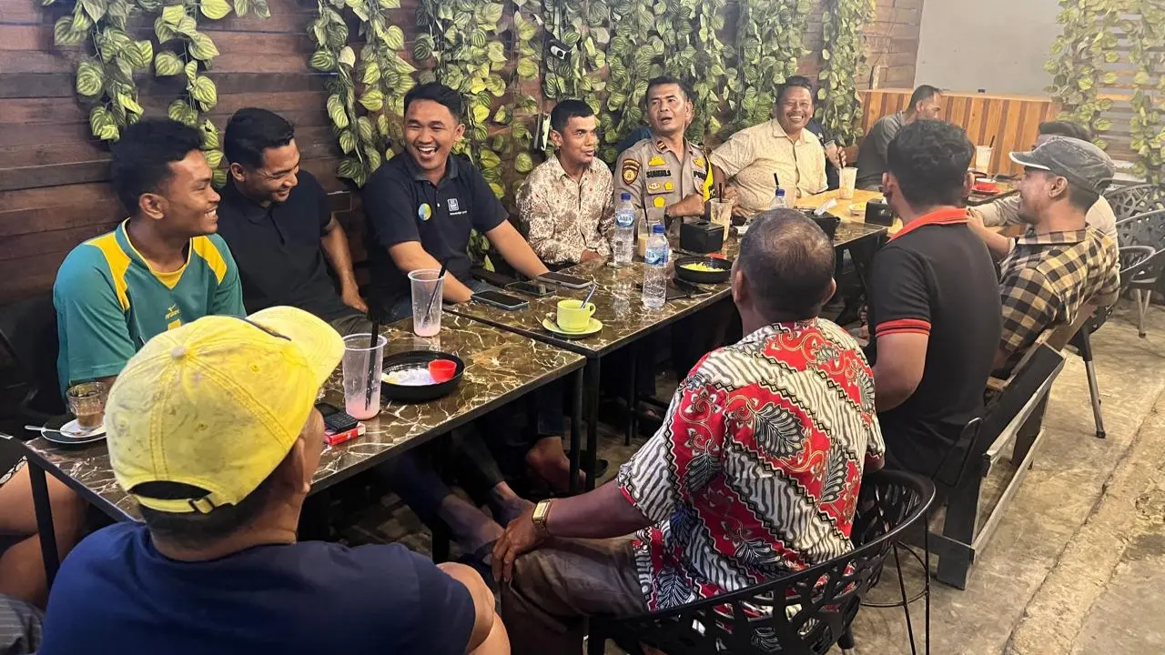 Kapolsek Tambusai Utara berdialog dengan aparatur desa untuk mewujudkan Pilkada damai.