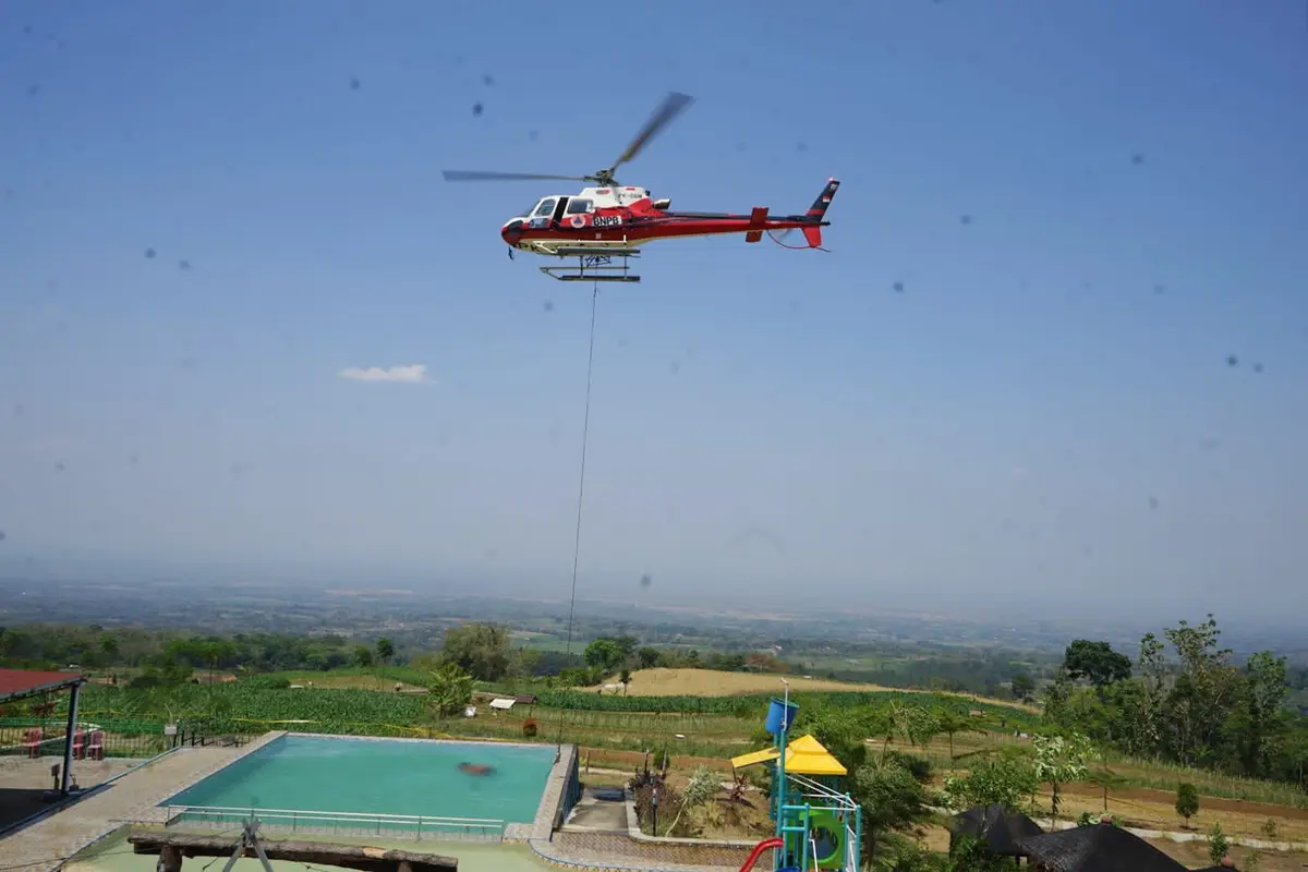Water bombing untuk memadamkan karhutla di Gunung Lawu. (Dian Kurniawan/Liputan6.com)