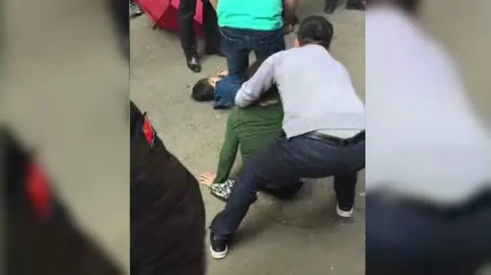 Melihat putranya terkapar tak bergerak dan kritis, sang ibu menjerit histeris, kemudian jatuh pingsan. (Shanghaiist.com)
