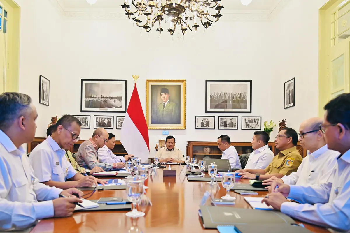 Presiden Prabowo Subianto memimpin rapat terbatas bersama sejumlah Menteri Kabinet Merah Putih di Istana Merdeka, Jakarta, Selasa (10/6/2025) (Laily Rachev - Biro Pers Sekretariat Presiden)