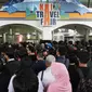 Sejumlah pengunjung antre memasuki lokasi KAI Travel Fair 2017  di JCC Senayan, Jakarta, Sabtu (29/7). Ribuan orang berbondong-bondong untuk bertarung mendapatkan tiket kereta eksekutif dengan harga miring di KAI Travel Fair. (Liputan6.com/Angga Yuniar)
