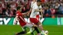 Gelandang Manchester United, Ander Herrera berusaha merebut bola gelandang Southampton, Dusan Tadic pada final Piala Liga Inggris di Stadion Wembley, London, (27/2). MU menang atas Southampton dengan skor 3-2. (AFP Photo / Ian Kington)