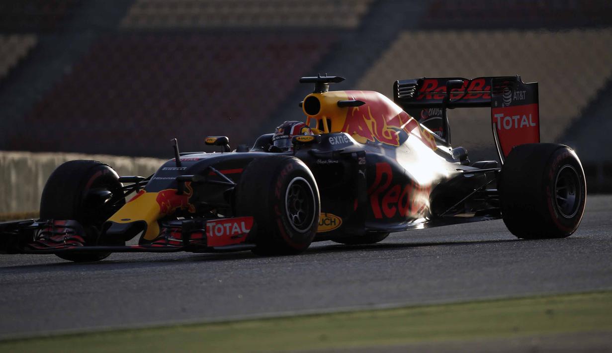 Pebalap Red Bull Formula One, Daniil Kvyat mencatatkan waktu terbaiknya yaitu 1m25,049s dari 69 lap pada sesi tes pramusim kedua di Sirkuit Catalunya, Barcelona, selasa (2/3/2016) malam WIB. (REUTERS/Sergio Perez)