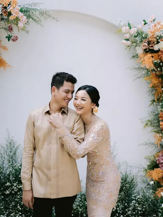 Lamaran Resmi Glenca Chysara dan Rendi Jhon (Sumber: Instagram/glencachysaraofficial)