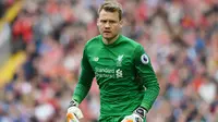 9. Simon Mignolet - Kiper ini kerap mengalami Inkonsistensi saat tampil di bawah mistar gawang Liverpool. Meski begitu, pria Belgia ini telah berhasil menyandang gelar sarjana ilmu politik di Catholic University of Leuven. (AFP/Paul Ellis)