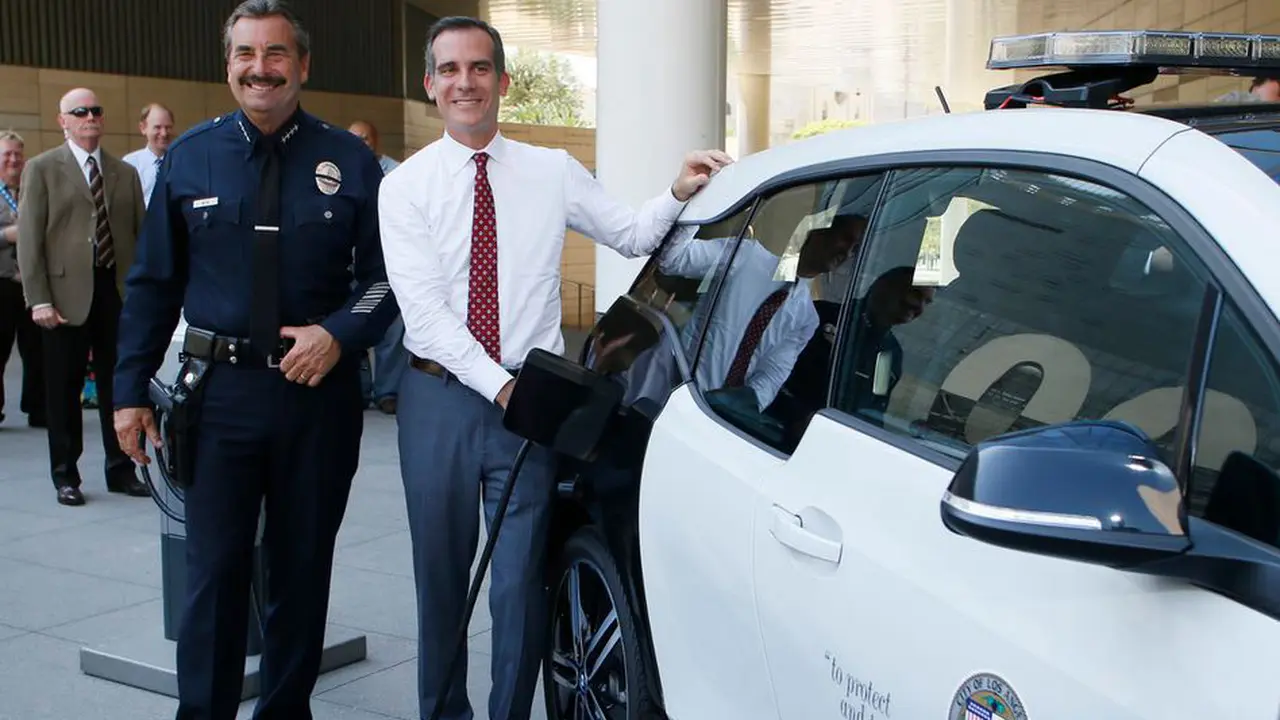 Polisi Los Angeles Pakai Mobil Listrik BMW i3 untuk Bertemu Warga