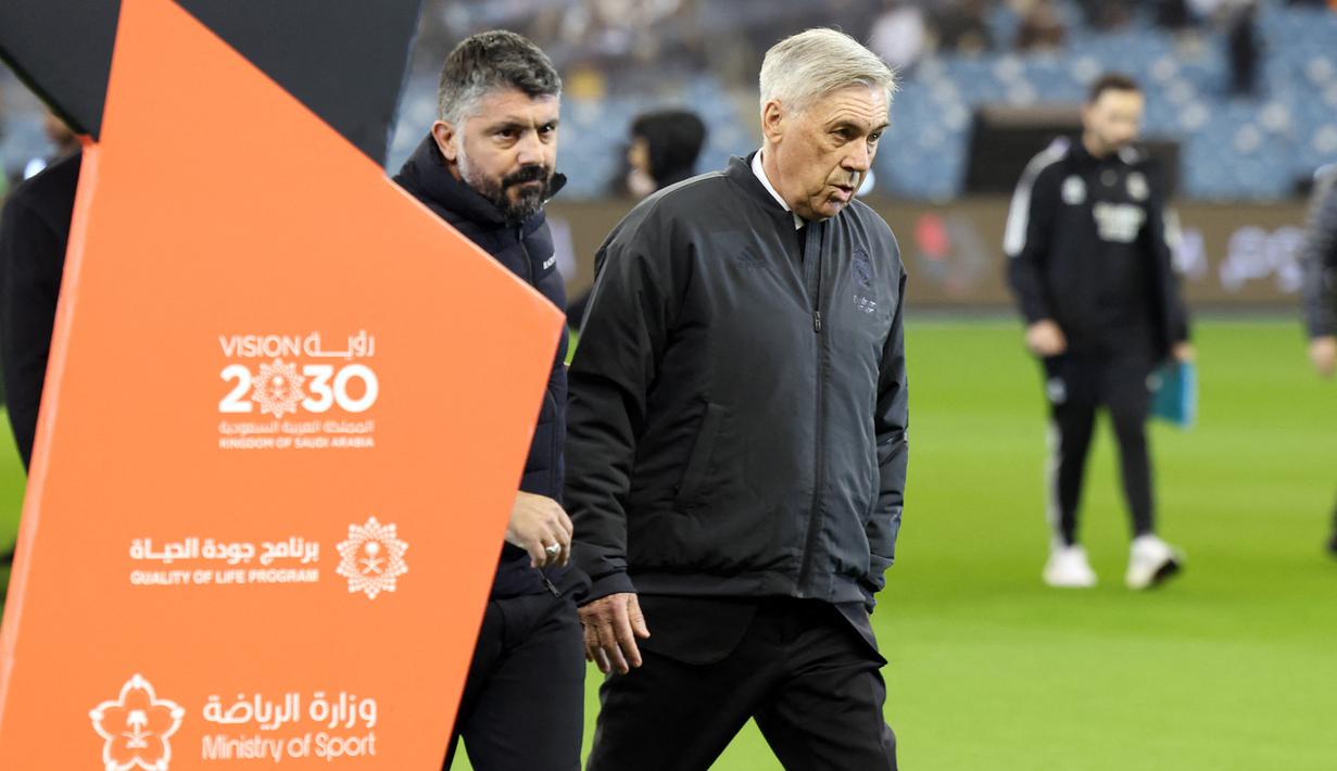 Carlo Ancelotti dan Gennaro Gattuso yang pernah bahu membahu membangun kejayaan AC Milan sebagai pelatih dan pemain, akhirnya bertemu kembali sebagai seteru di posisi pelatih setelah terkuaknya hubungan tak harmonis saat posisi Don Carlo digantikan oleh Gattuso sebagai pelatih Napoli pada 2019. (AFP/Giuseppe Cacace)