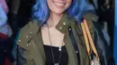 Jika sebelumnya mantan kekasih Eza Gionino ini tampil dengan rambut berwarna pink lavender, saat ditemui di kawasan Mampang, Jakarta Selatan pada Rabu (6/1/2016) Ardina Rasti tampil mencolok dengan rambut biru. (Galih W. Satria/Bintang.com)