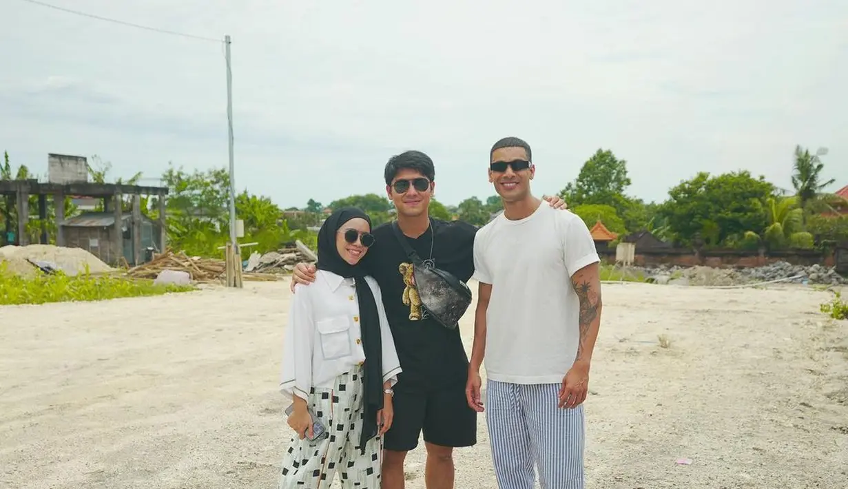 Ia juga sudah membeli tanah luas yang akan jadi rumah idamannya bersama keluarga. Meski masih ada suara sumbang membahas mereka, Lesti-Billar berusaha fokus kembali menata keluarga. [Instagram @rizkybillar]